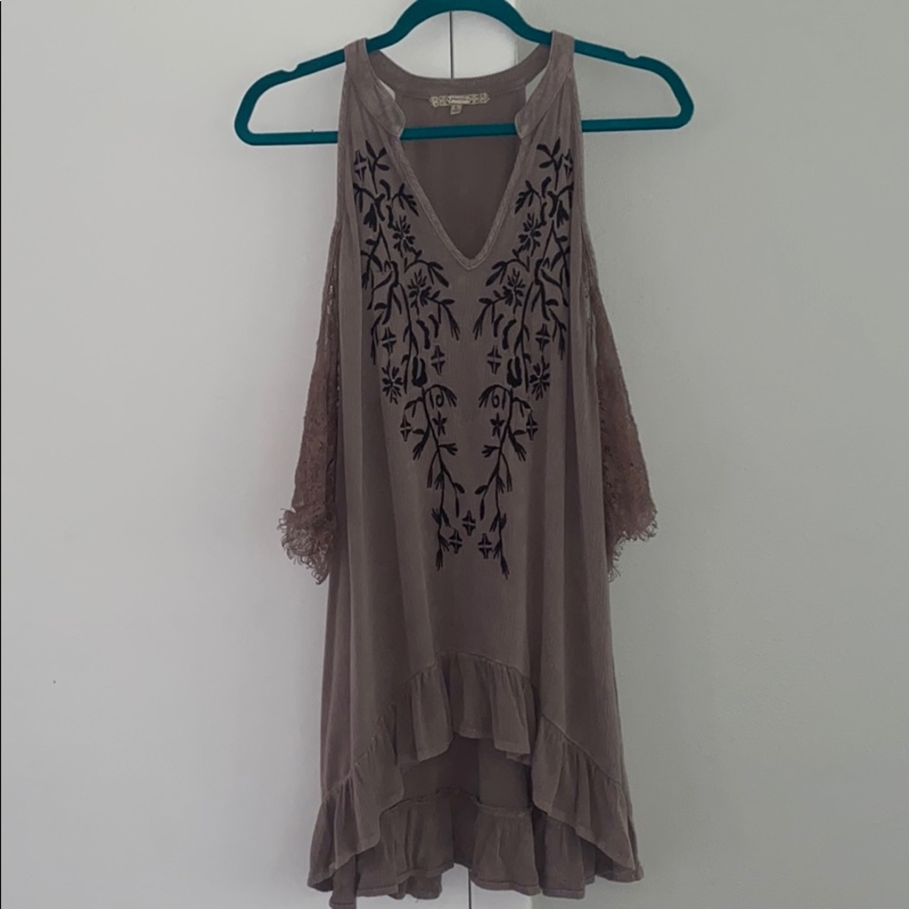 Gimmicks Cold Shoulder Top